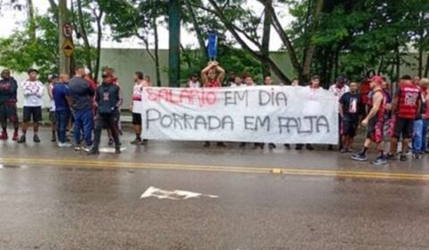 Torcida do Flamengo protesta na reapresentação dos atletas no Ninho do Urubu