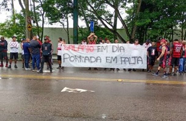 Torcida do Flamengo protesta na reapresentação dos atletas no Ninho do Urubu