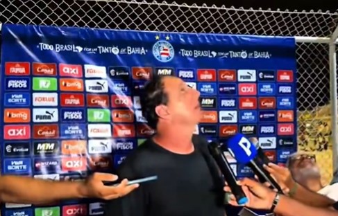 Torre desaba durante entrevista coletiva de Rogério Ceni