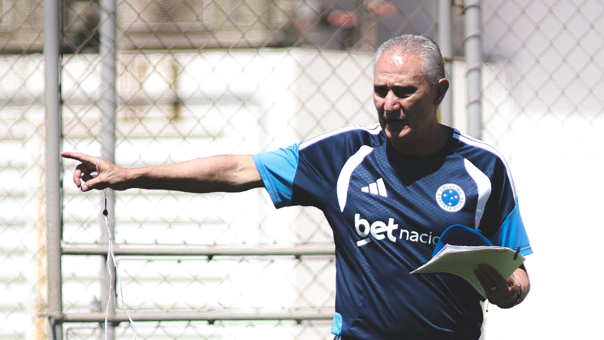 Tite, técnico do Cruzeiro, em treinamento na Toca da Raposa 2, em Belo Horizonte (foto: Gustavo Martins/Cruzeiro)