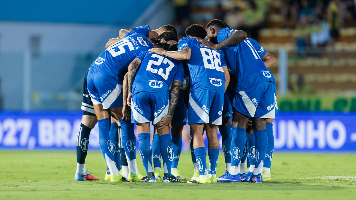 Jogadores do Cruzeiro reunidos no gramado do Maião, em Mirassol (foto: Raphael Marques/Cruzeiro)