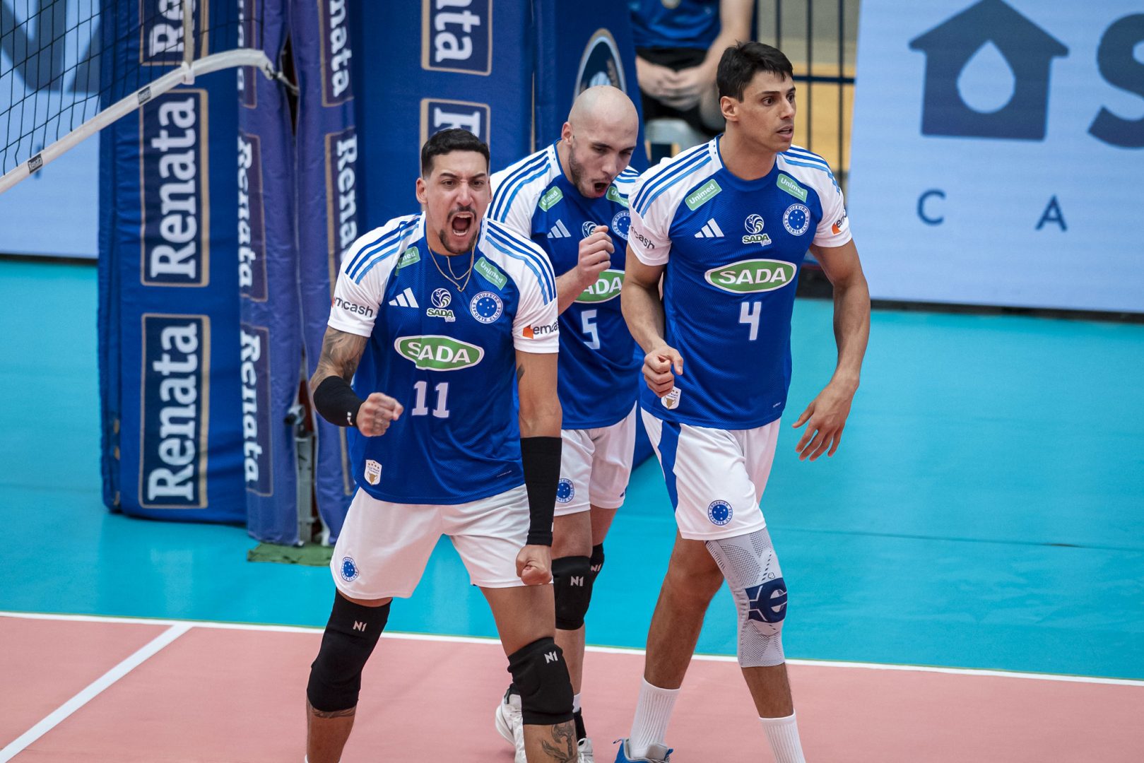 Jogadores do Cruzeiro comemoram ponto sobre o Minas pelo Sul-Americano de Vôlei (foto: Agência i7/Cruzeiro)