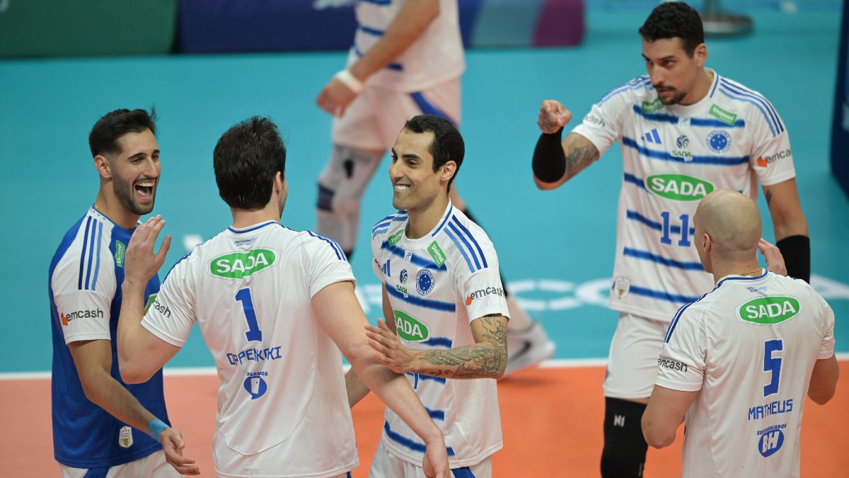 Cruzeiro comemora ponto contra o Suzano na Superliga Masculina de Vôlei (foto: Divulgação/Cruzeiro)
