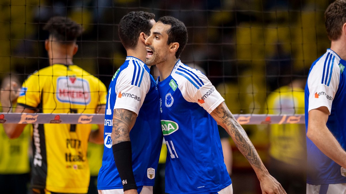 Douglas Souza comemora ponto pelo Cruzeiro no Mineiro Masculino de Vôlei (foto: Agência i7/Cruzeiro)