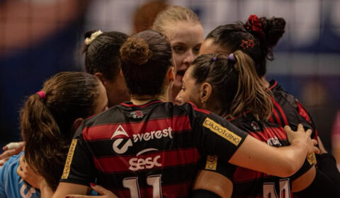 Vôlei: maior pontuadora da Superliga se lesiona, chora e sai carregada