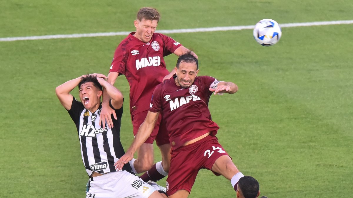 Izquierdoz em ação durante Lanús x Atlético, na final da Sul-Americana (foto: Juan MABROMATA / AFP)