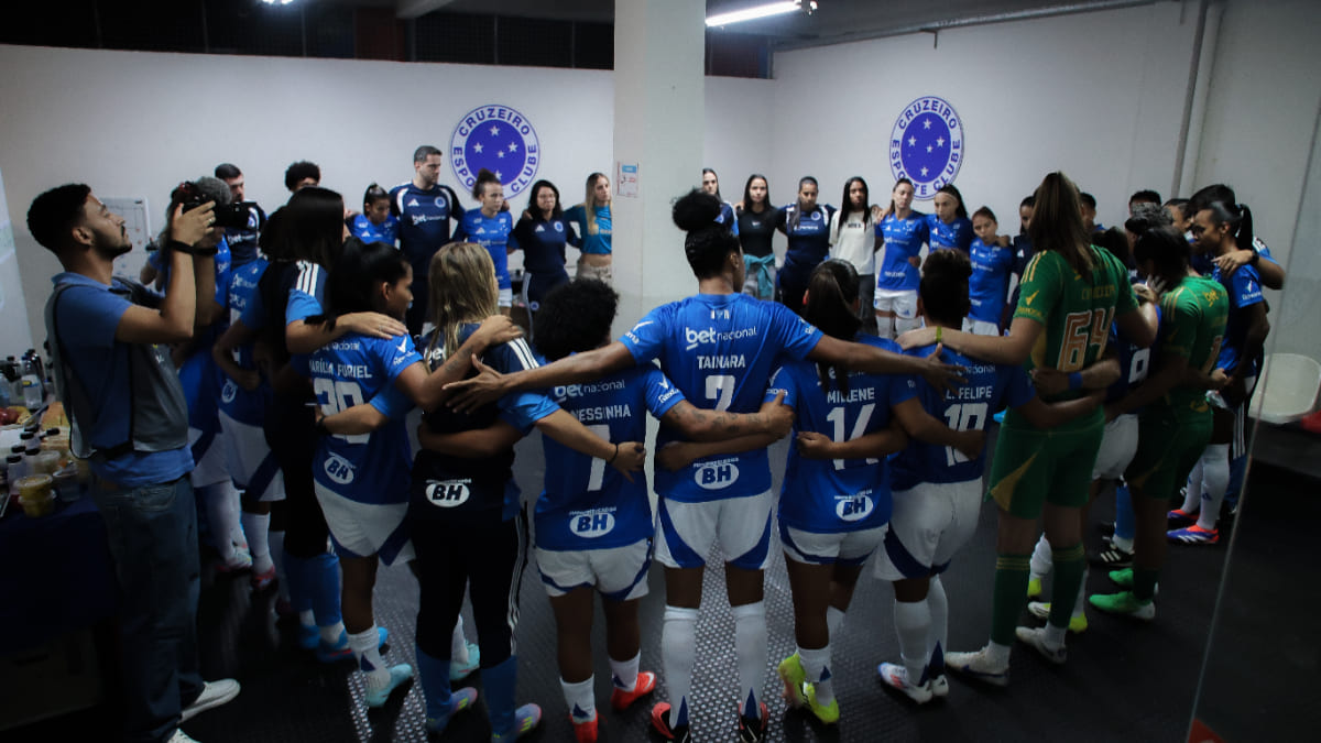 Elenco do Cruzeiro reunido antes do empate por 1 a 1 com o Santos, pela segunda rodada do Brasileiro Feminino 2026 (foto: Gustavo Martins/Cruzeiro)