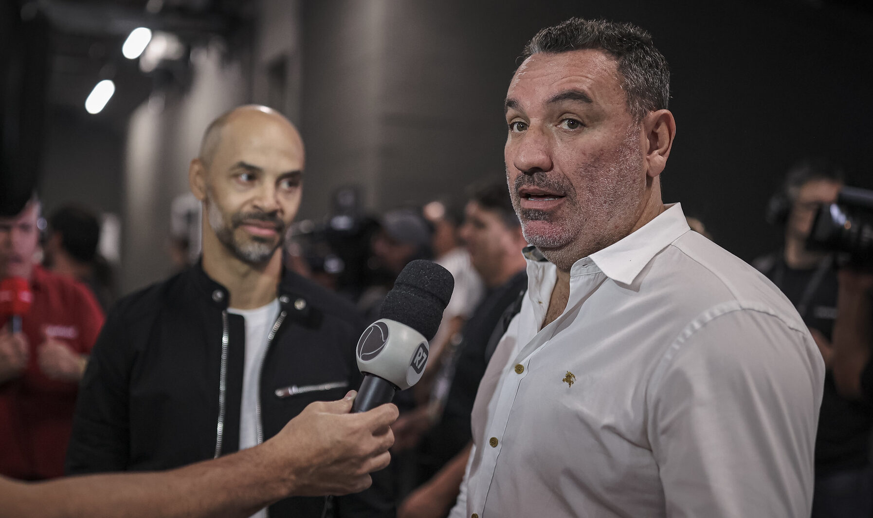Guilherme Alves durante entrevista; Marques ao fundo - (foto: Pedro Souza/Atlético)