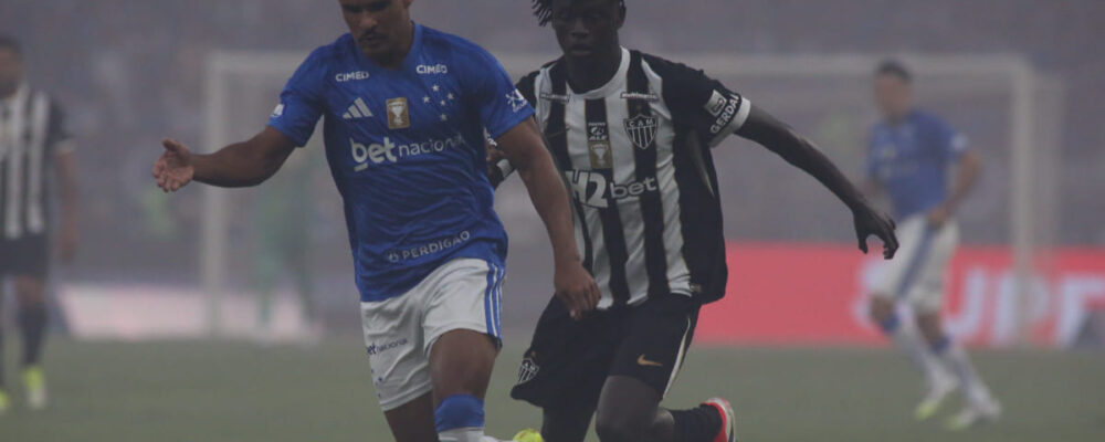 Titular do Atlético, Cissé deixa final com Cruzeiro no 1º tempo e preocupa