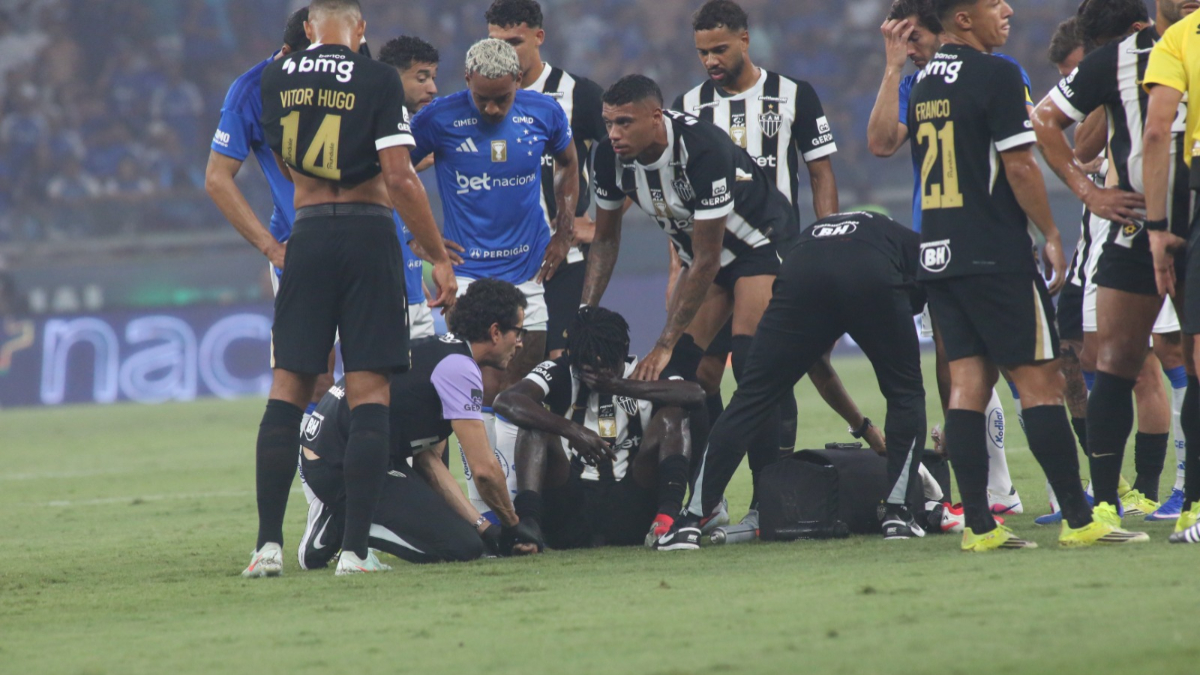 Cissé sentiu dores e foi substituído ainda no primeiro tempo de Cruzeiro x Atlético - (foto: Edesio Ferreira/EM/D.A Press) Cissé sentiu dores e foi substituído ainda no primeiro tempo de Cruzeiro x Atlético - (foto: Edesio Ferreira/EM/D.A Press)