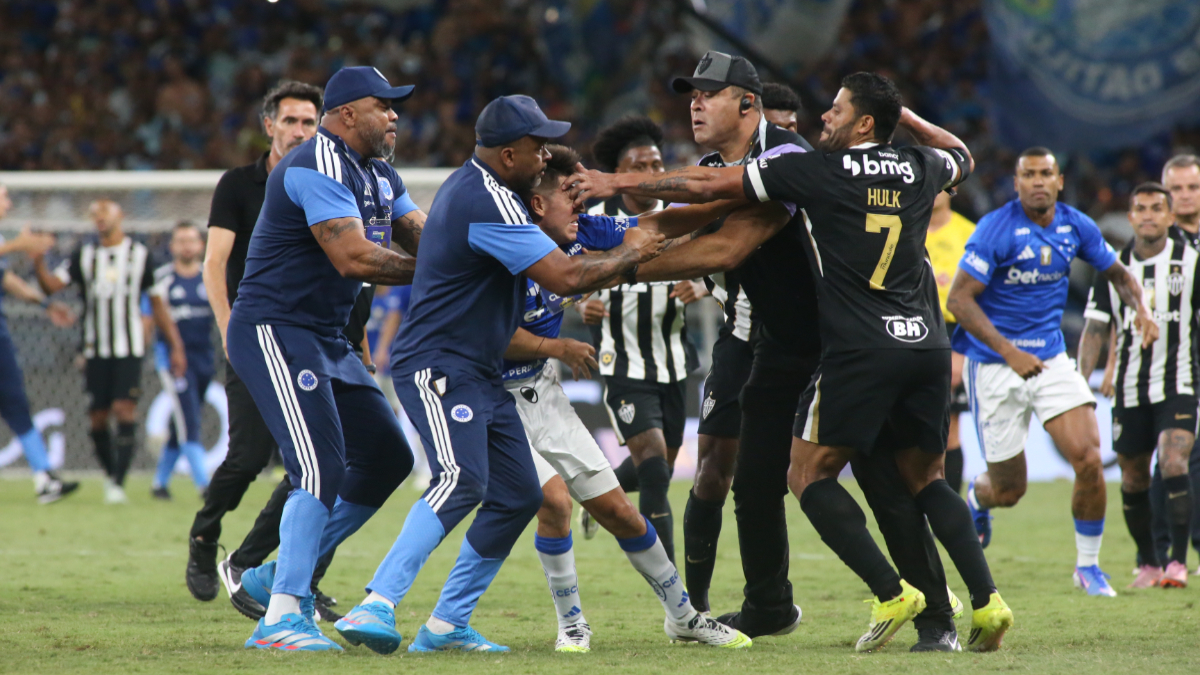 Briga entre jogadores de Cruzeiro e Atlético na final do Mineiro de 2026 - (foto: Edesio Ferreira/EM/D.A Press)
