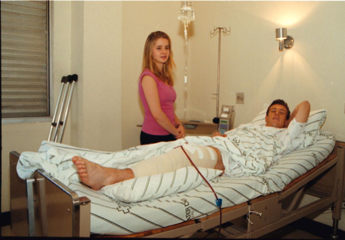 André, goleiro do Cruzeiro em 2000, ao lado da esposa, Cristiane Döring', após passar por cirurgia no Mater Dei - (foto: Jair Amaral/Estado de Minas - 26/08/2000)