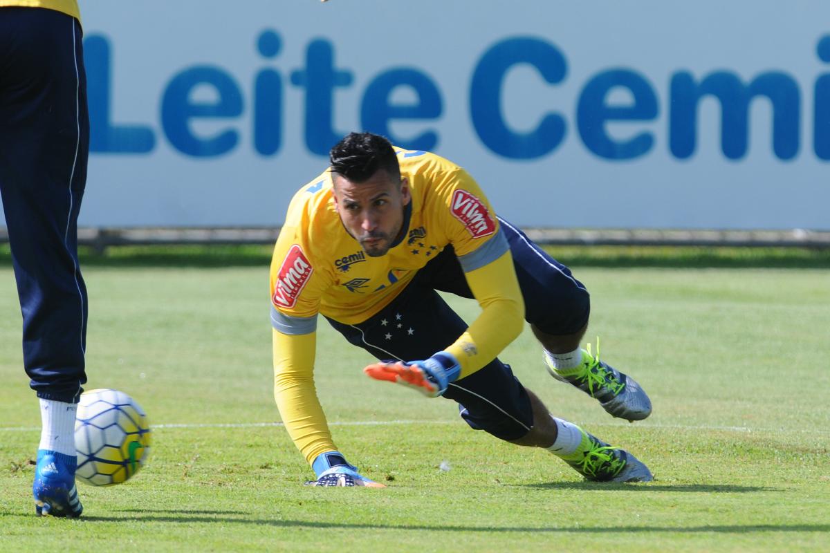 Fábio em treino pelo Cruzeiro em 2016 - (foto: Euler Junior/EM/D.A Press - 10/06/2016)
