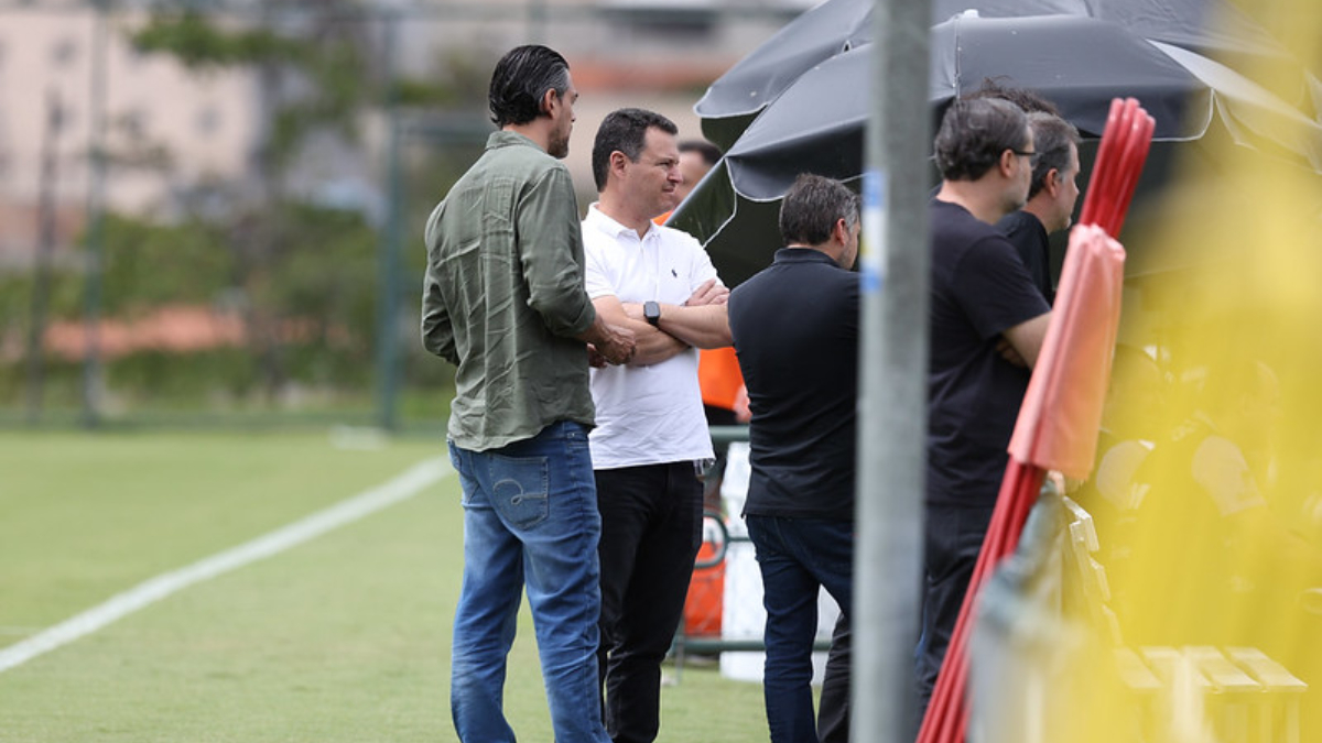 Rafael Menin ao lado de Paulo Bracks, na Cidade do Galo - (foto: Daniela Veiga / Atlético)
