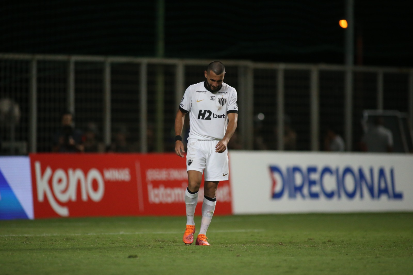 Junior Alonso lamenta pênalti perdido pelo Atlético em disputa contra o América (foto: Edésio Ferreira/EM/D.A. Press)