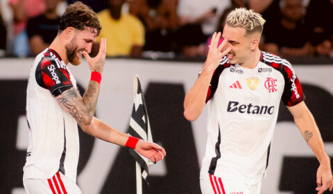 Ancelotti de olho: zagueiro do Flamengo faz golaço de falta em clássico; vídeo