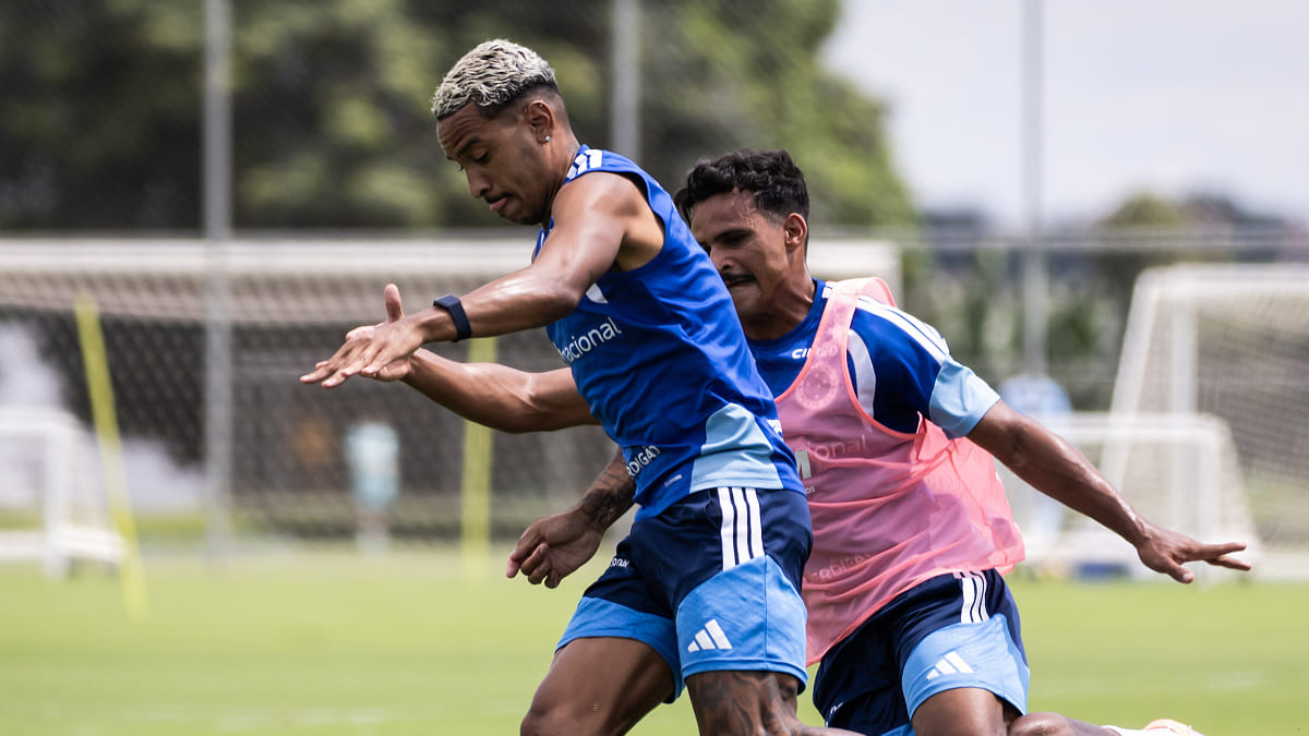 Matheus Pereira, meio-campista, e Kaiki, lateral-esquerdo, em treinamento pelo Cruzeiro (foto: Gustavo Aleixo/Cruzeiro)