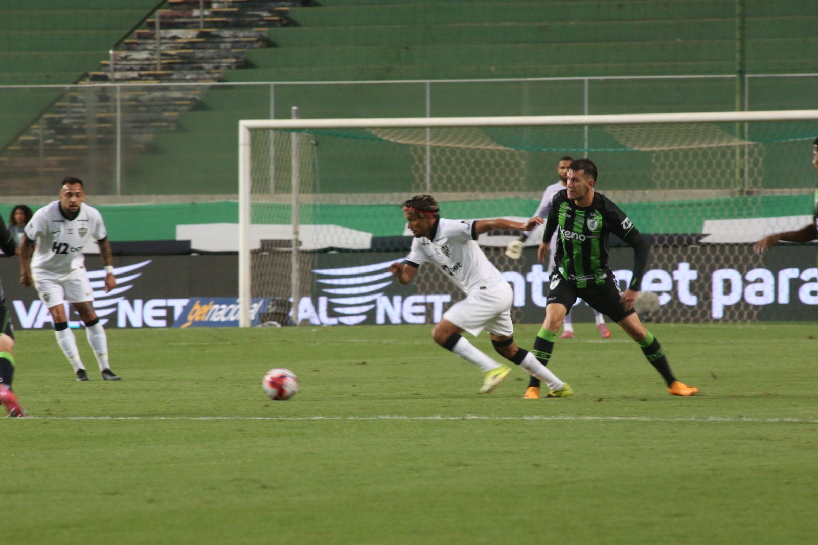 Lance do jogo entre América e Atlético pela semifinal do Campeonato Mineiro - (foto: Edésio Ferreira/EM/D.A. Press)