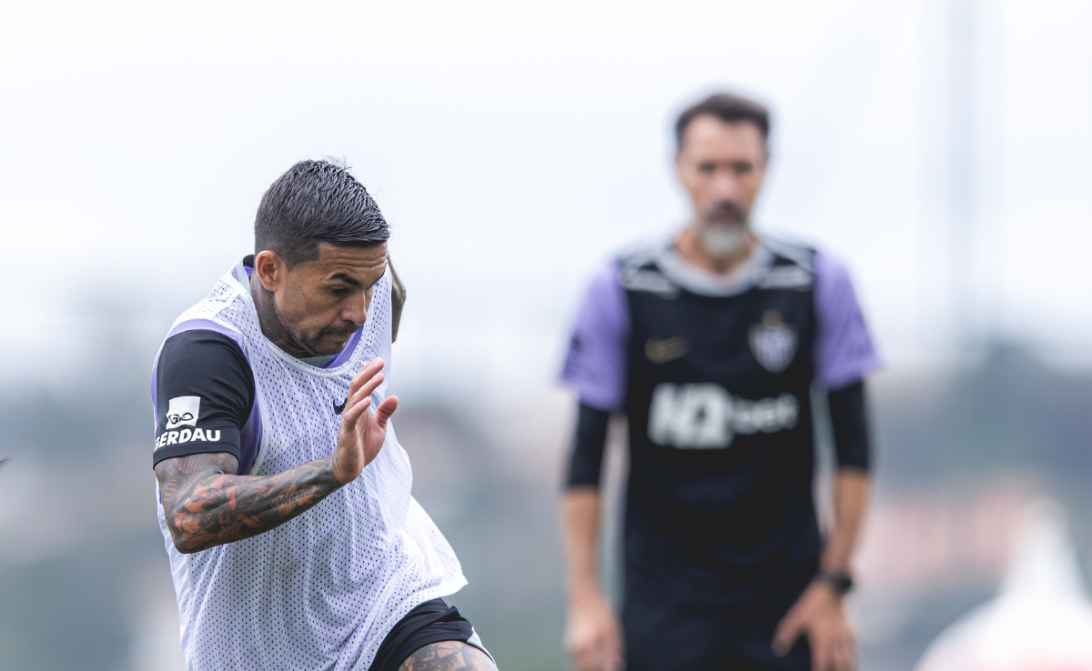 Dudu (atacante) e Eduardo Domínguez (técnico) durante treino do Atlético (foto: Pedro Souza/Atlético)