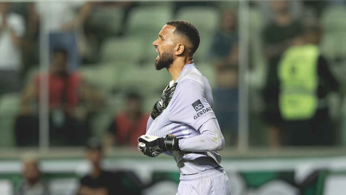 Everson coloca ídolos do Atlético e de clubes europeus em time da carreira