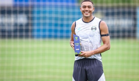 Atacante do Grêmio é eleito o melhor jogador do Brasileirão em fevereiro