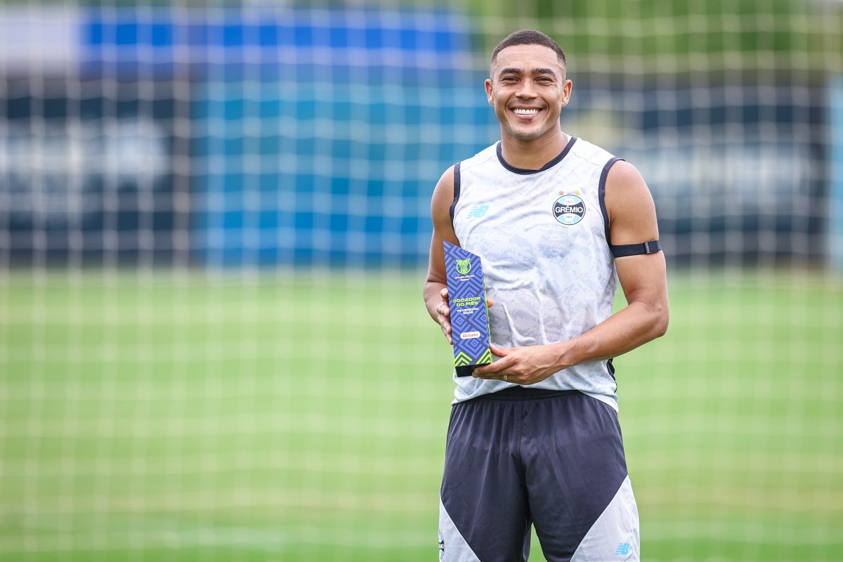 Atacante do Grêmio é eleito o melhor jogador do Brasileirão em fevereiro