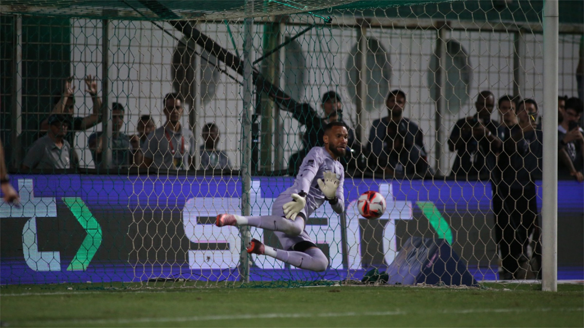 Everson defendeu dois pênaltis em América x Atlético (foto: Edésio Ferreira/EM D.A Press)
