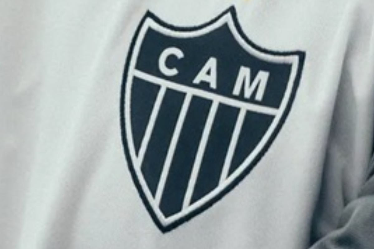 Símbolo do Atlético em camisa branca (foto: Divulgação Atlético)