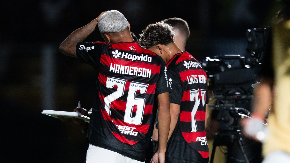 Wanderson (de costas, com a camisa 76), lateral contratado pelo Atlético (foto: Caíque Coufal/Flamengo)