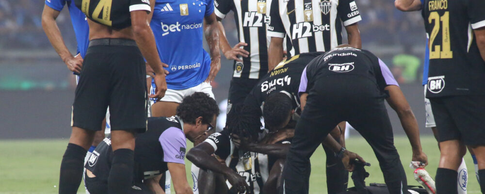 Atlético atualiza situação de Cissé, que sofreu corte profundo no pé direito