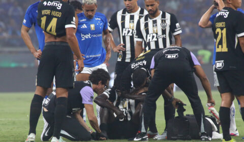 Atlético atualiza situação de Cissé, que sofreu corte profundo no pé direito