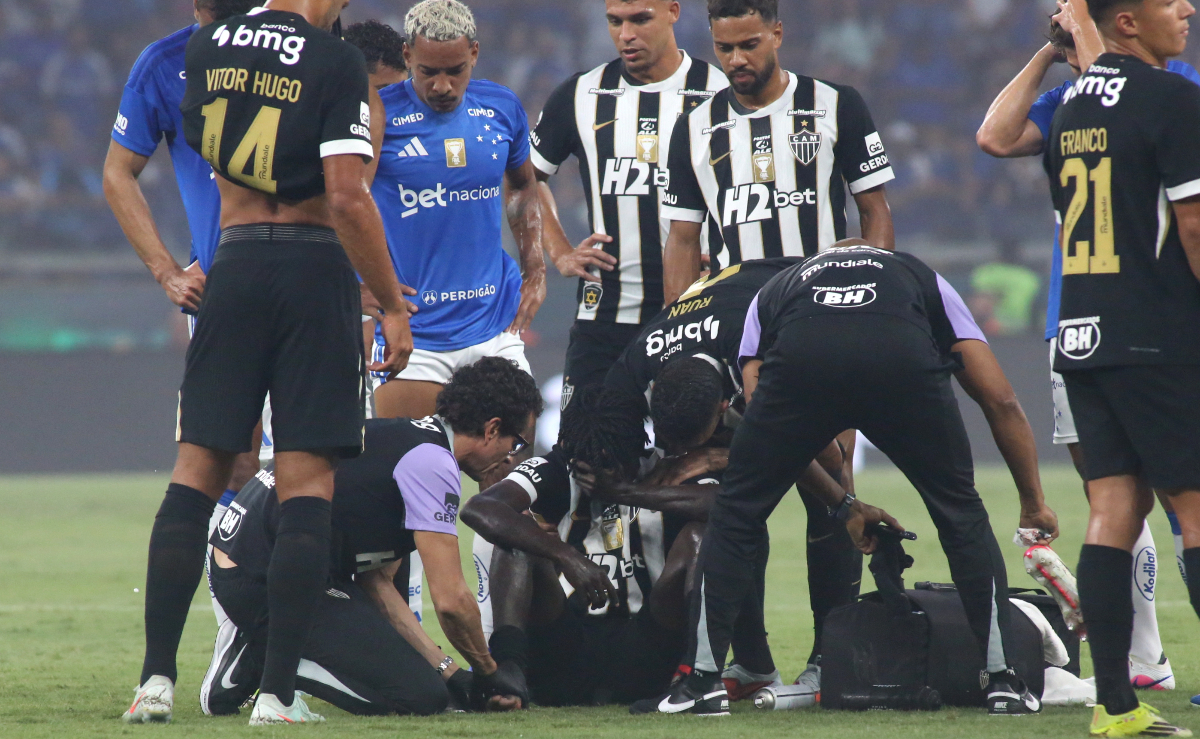 Atlético atualiza situação de Cissé, que sofreu corte profundo no pé direito