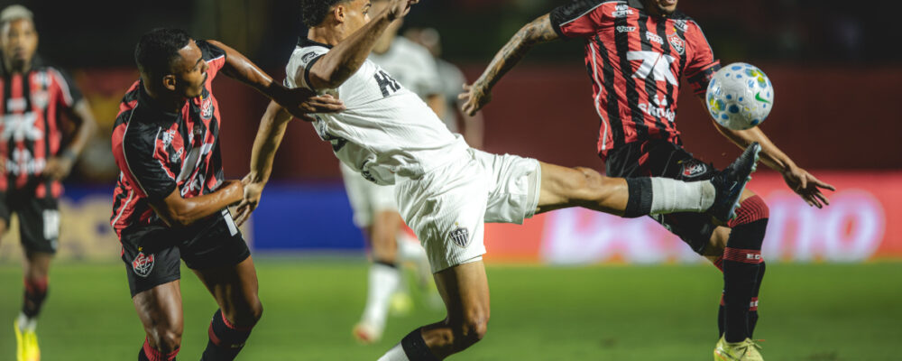 Atlético falha, perde para o Vitória e segue sem pontuar como visitante no Brasileiro
