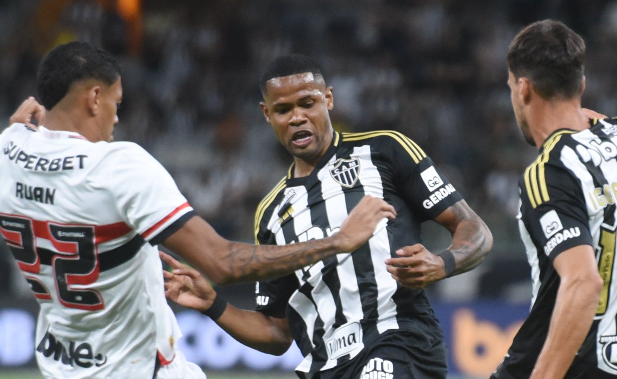 Júnior Santos, atacante do Atlético, em ação contra o São Paulo (foto: Gladyston Rodrigues/EM/D.A. Press)