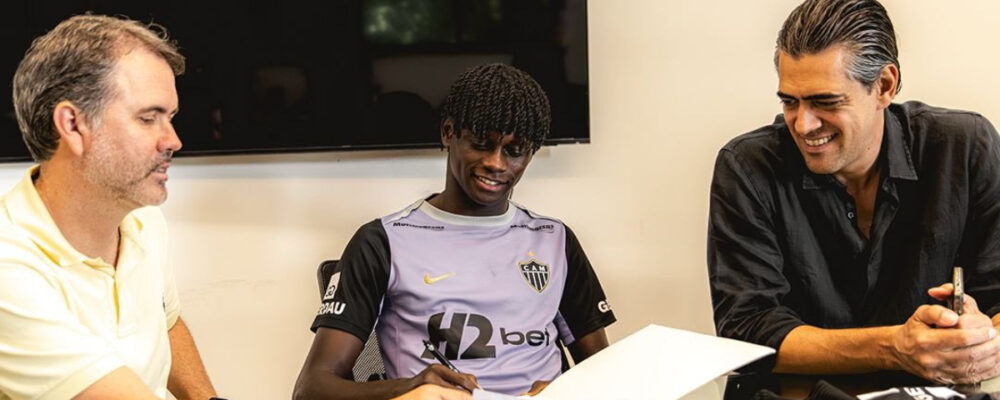 Atlético renova contrato com destaque da base promovido ao profissional
