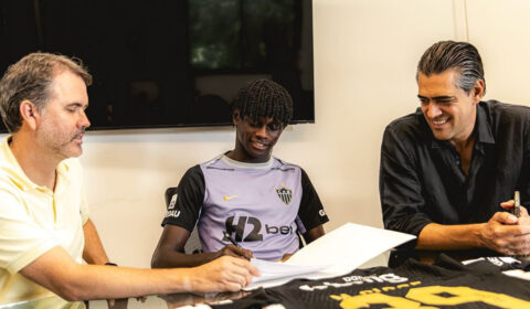 Atlético renova contrato com destaque da base promovido ao profissional