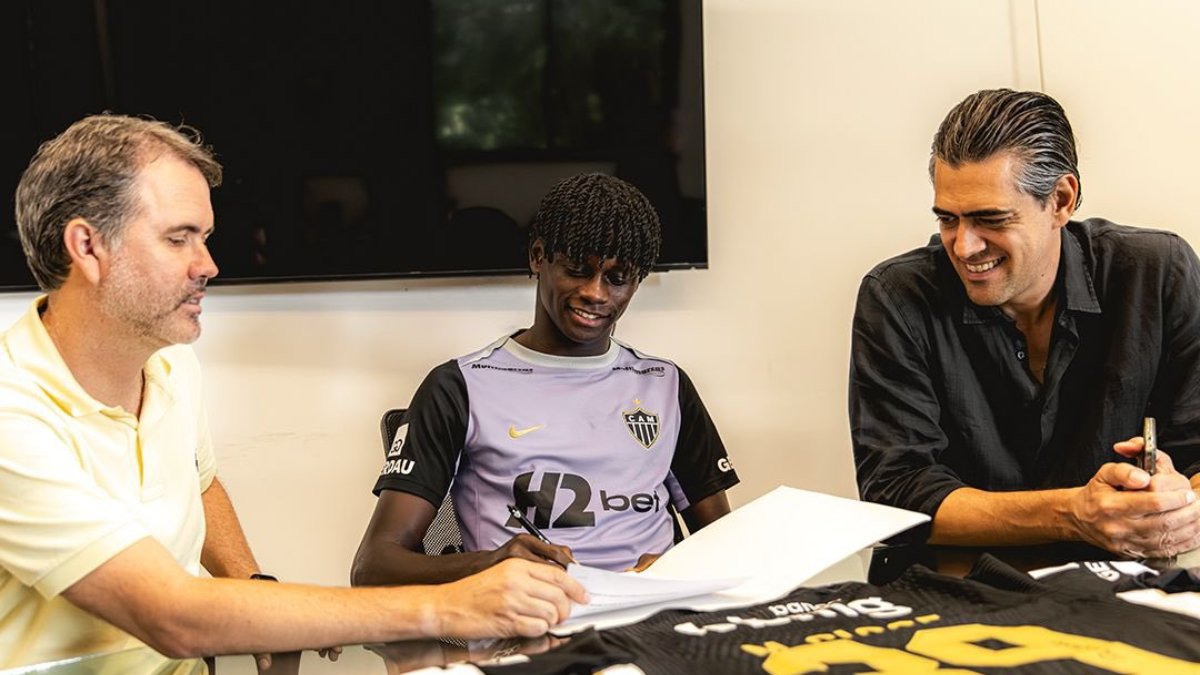 Atlético renova contrato com destaque da base promovido ao profissional