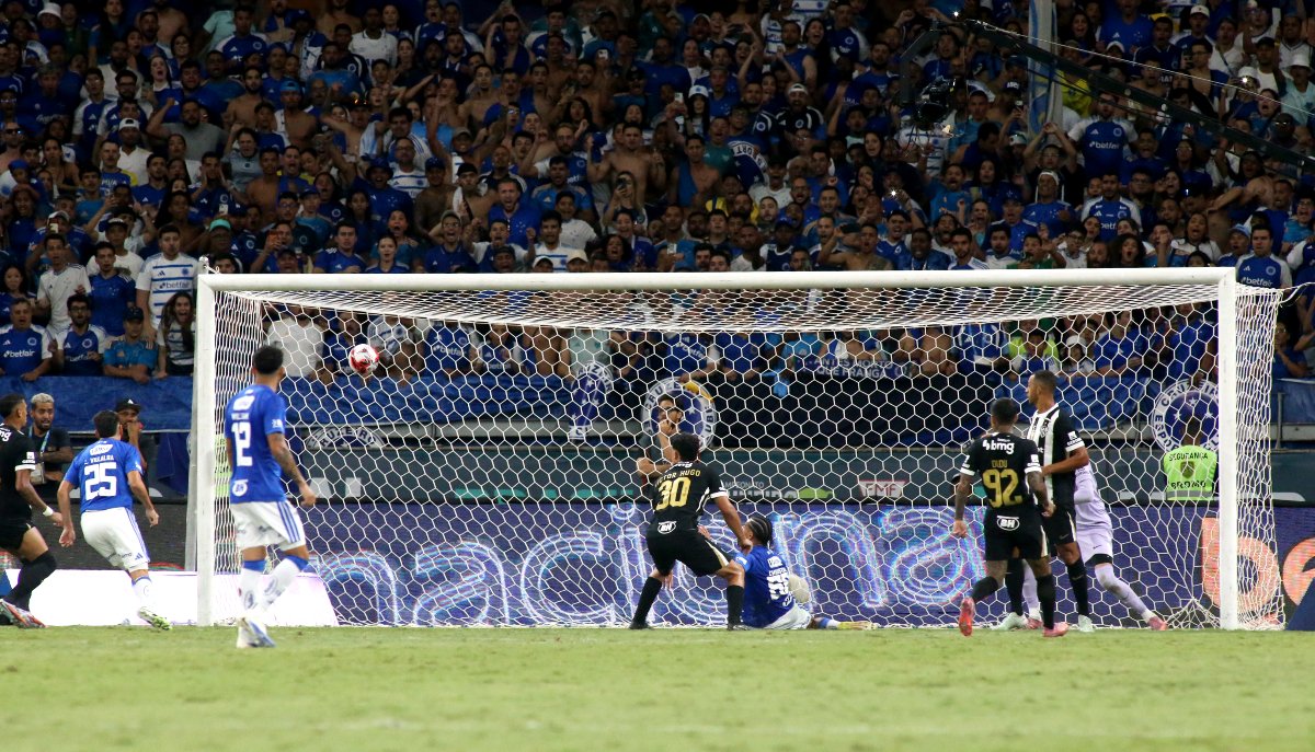 Atlético repete erros e amarga quatro vices nas últimas cinco finais