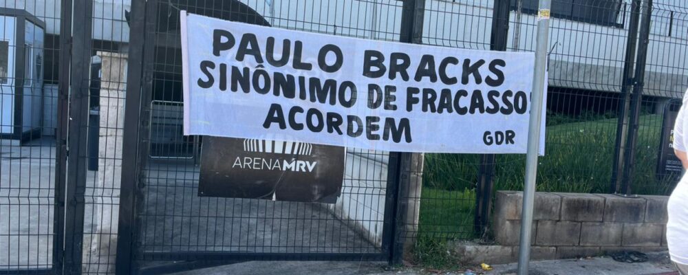 Bracks reage às faixas com críticas ao trabalho no Atlético