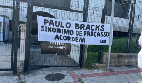 Bracks reage às faixas com críticas ao trabalho no Atlético