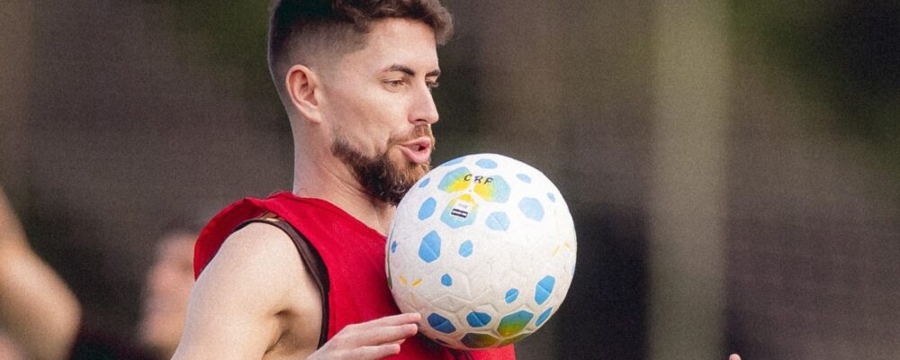 Cantora rebate críticas após polêmica com astro do Flamengo