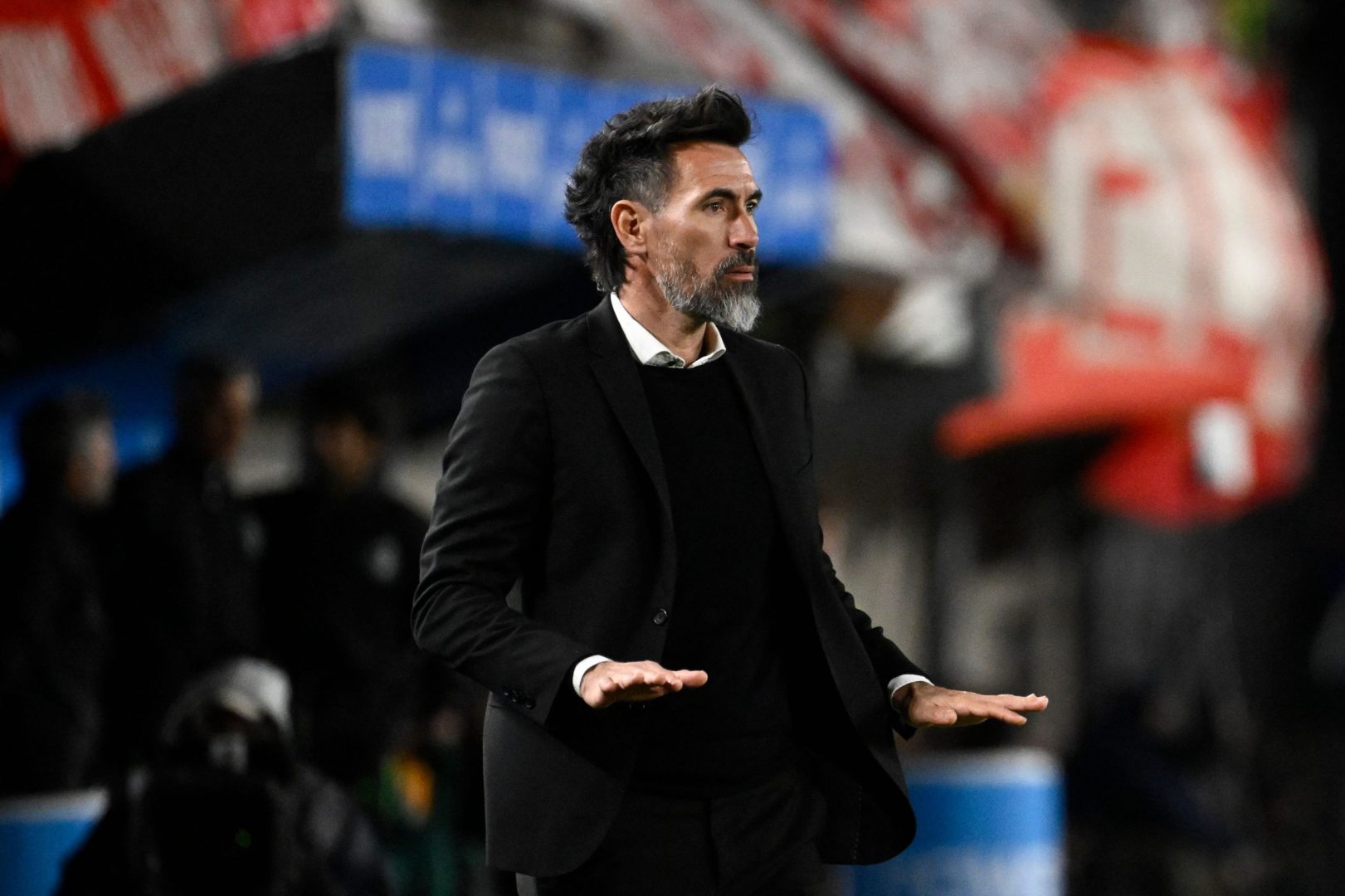 Eduardo Domínguez em ação pelo Estudiantes durante eliminatória contra o Goiás, pela Copa Sul-Americana de 2023 (foto: Luis Robayo/AFP)