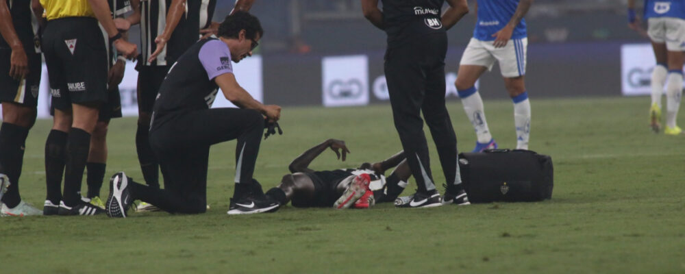 Cissé sofre corte profundo, e Atlético atua no vestiário