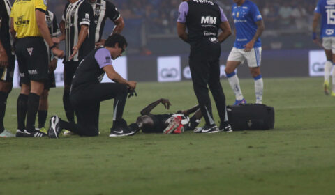 Cissé sofre corte profundo, e Atlético atua no vestiário