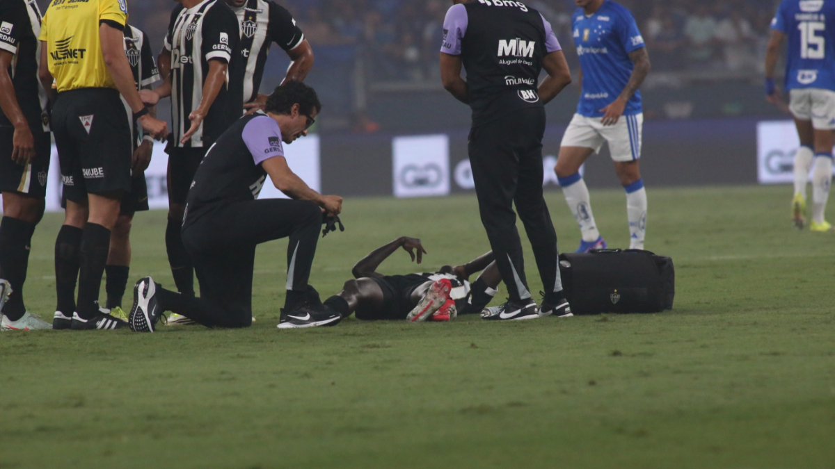 Cissé sofre corte profundo, e Atlético atua no vestiário