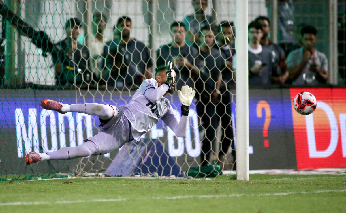 Everson, do Atlético, em ação contra o América durante disputa de pênaltis no Independência (foto: Edésio Ferreira/EM/D.A. Press)