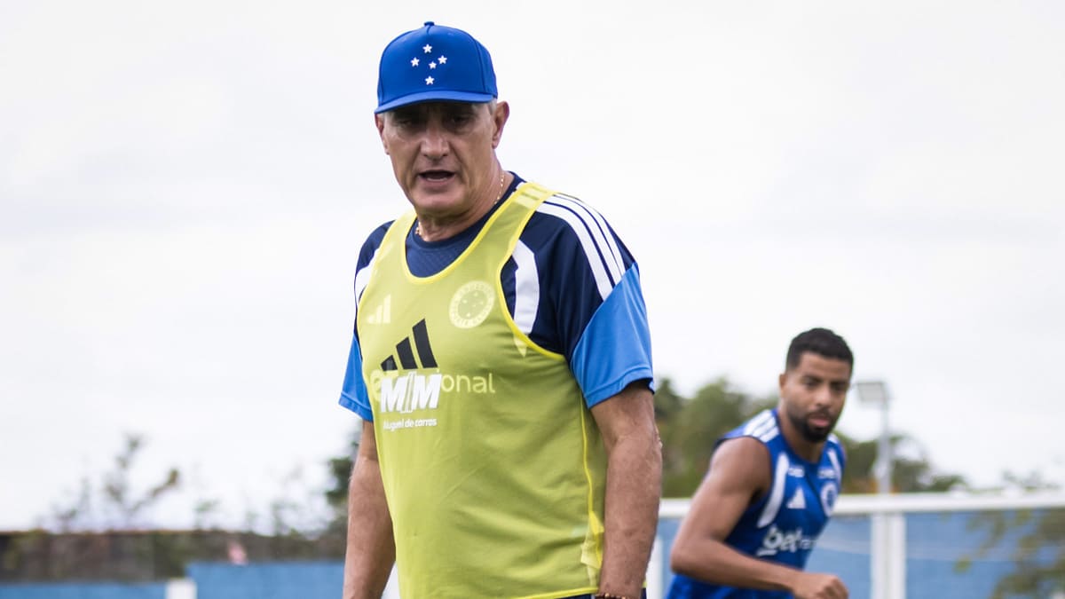 Técnico Tite em treinamento do Cruzeiro, na Toca da Raposa 2, em Belo Horizonte (foto: Gustavo Aleixo/Cruzeiro)