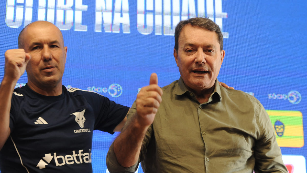 Leonardo Jardim, técnico, ao lado de Pedro Lourenço, sócio majoritário da SAF do Cruzeiro (foto: Alexandre Guzanhe/EM/D.A. Press)