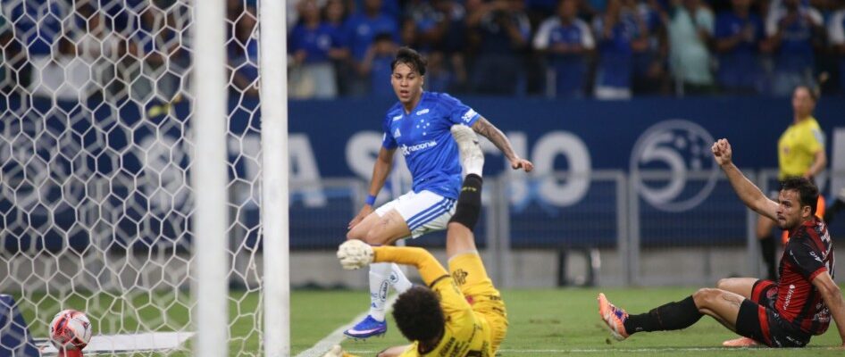 Cruzeiro marca no fim e avança à final do Mineiro com vitória sobre o Pouso Alegre