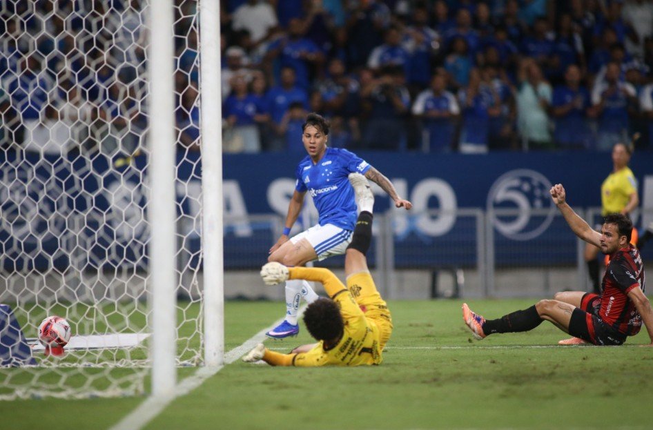 Lance do jogo entre Cruzeiro e Pouso Alegre, no Mineirão (foto: Edésio Ferreira/EM.DA. Press)
